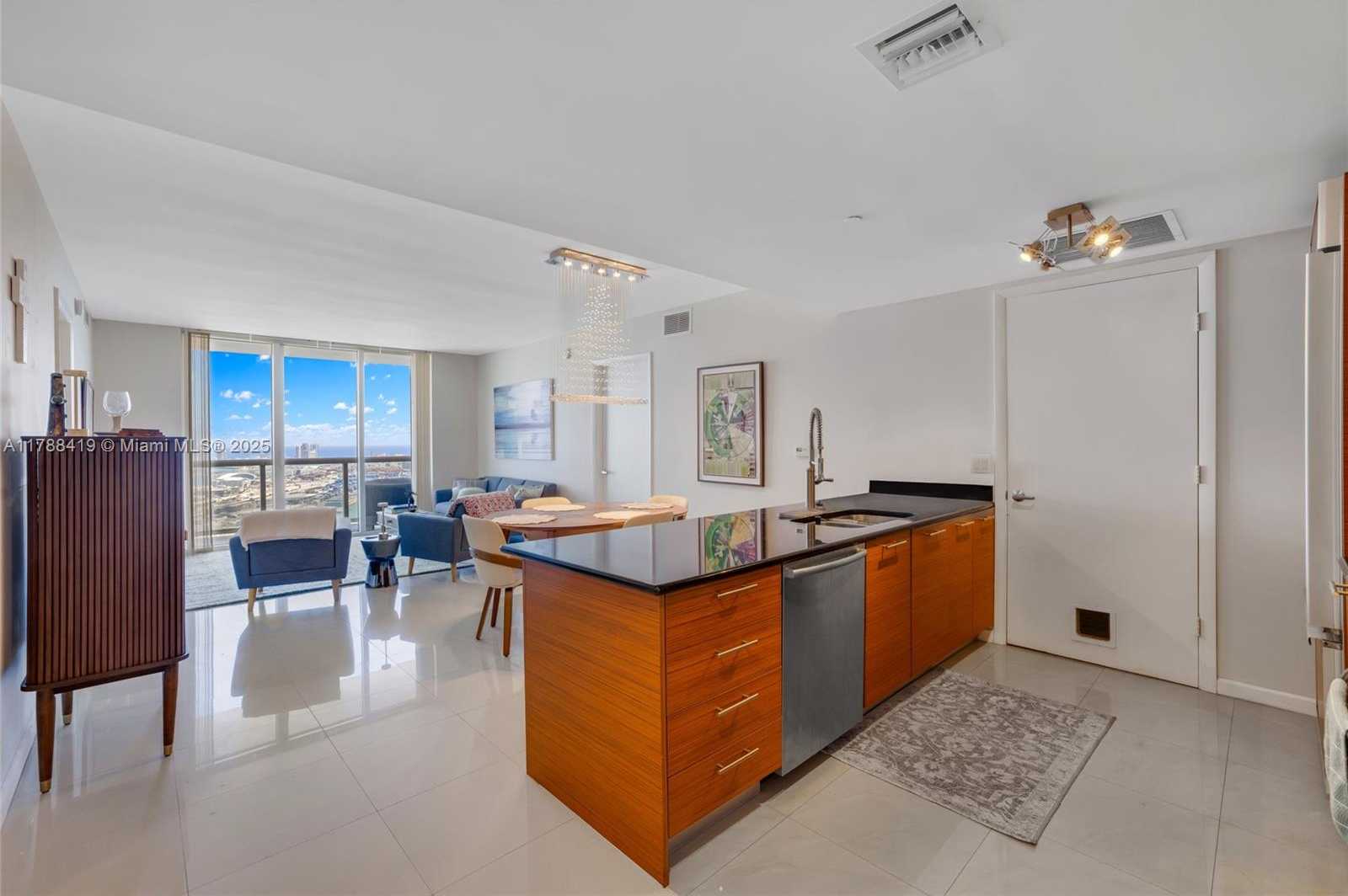 Small Image of 50 Biscayne Blvd, Miami, FL 33132, USA Number 4