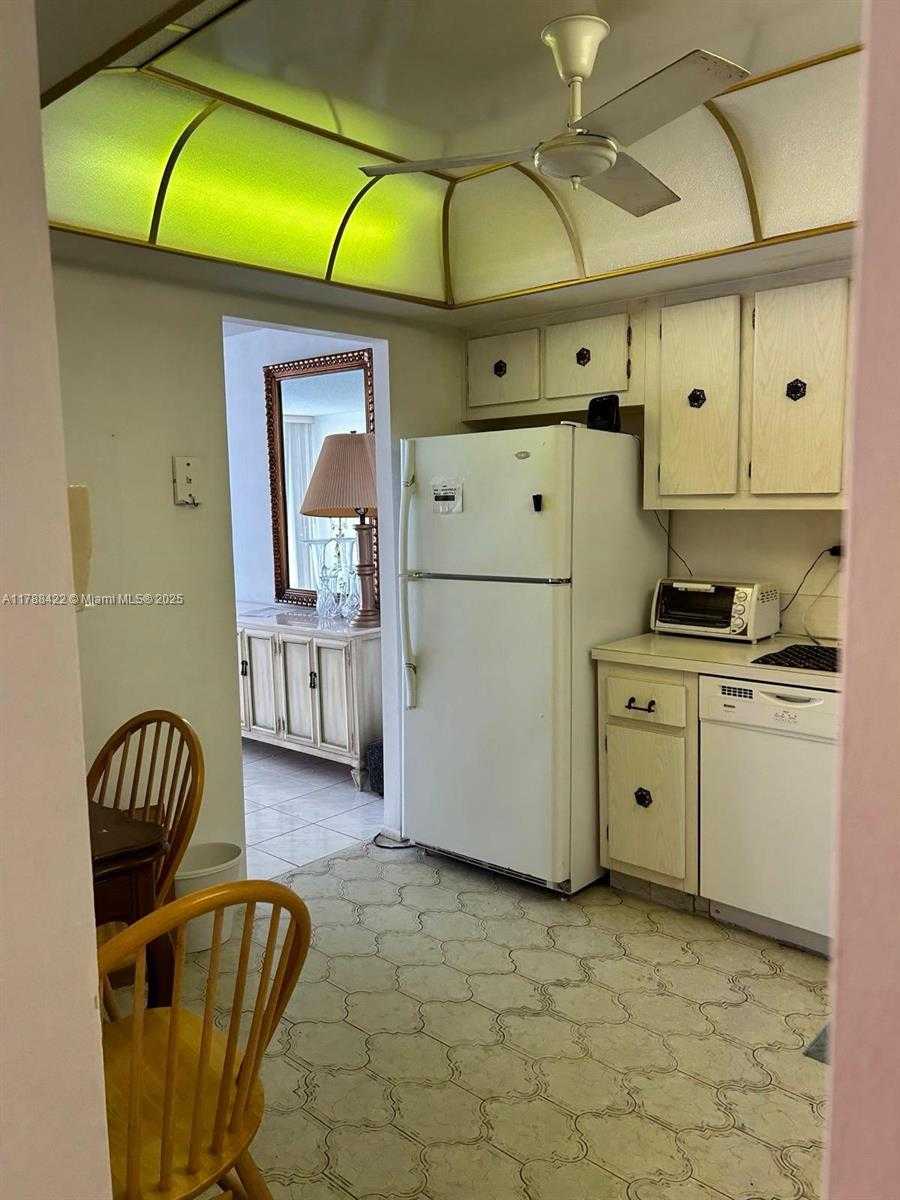 Small Image of 18051 BISCAYNE BLVD #803, Aventura Number 12