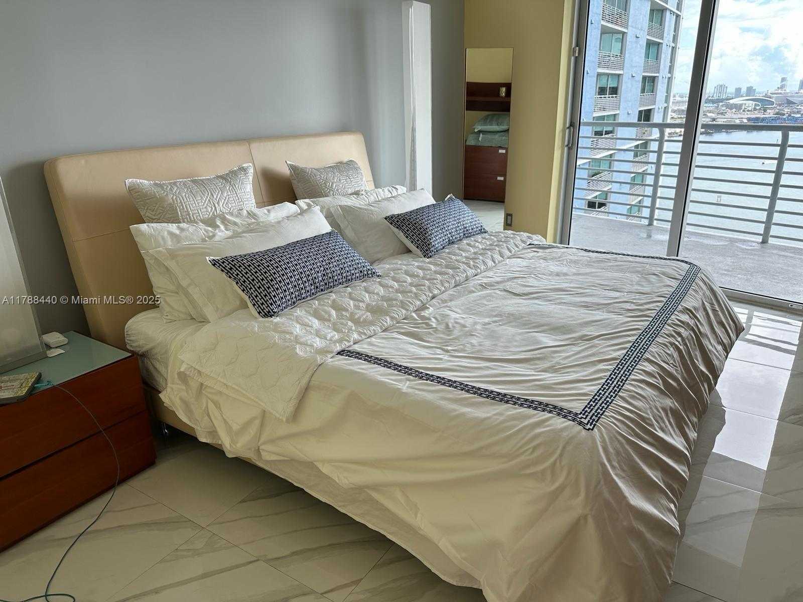 Small Image of 325 SOUTH BISCAYNE BLVD #25, Miami Number 12