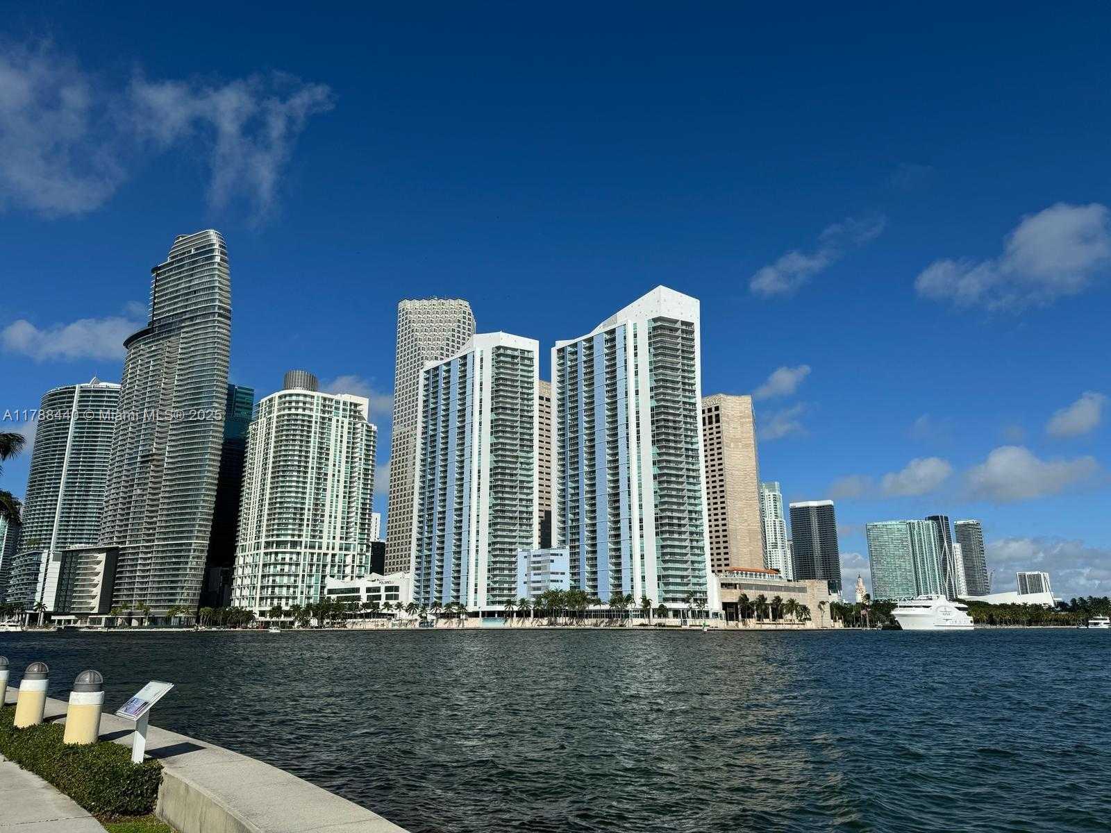 Small Image of 325 SOUTH BISCAYNE BLVD #25, Miami Number 3