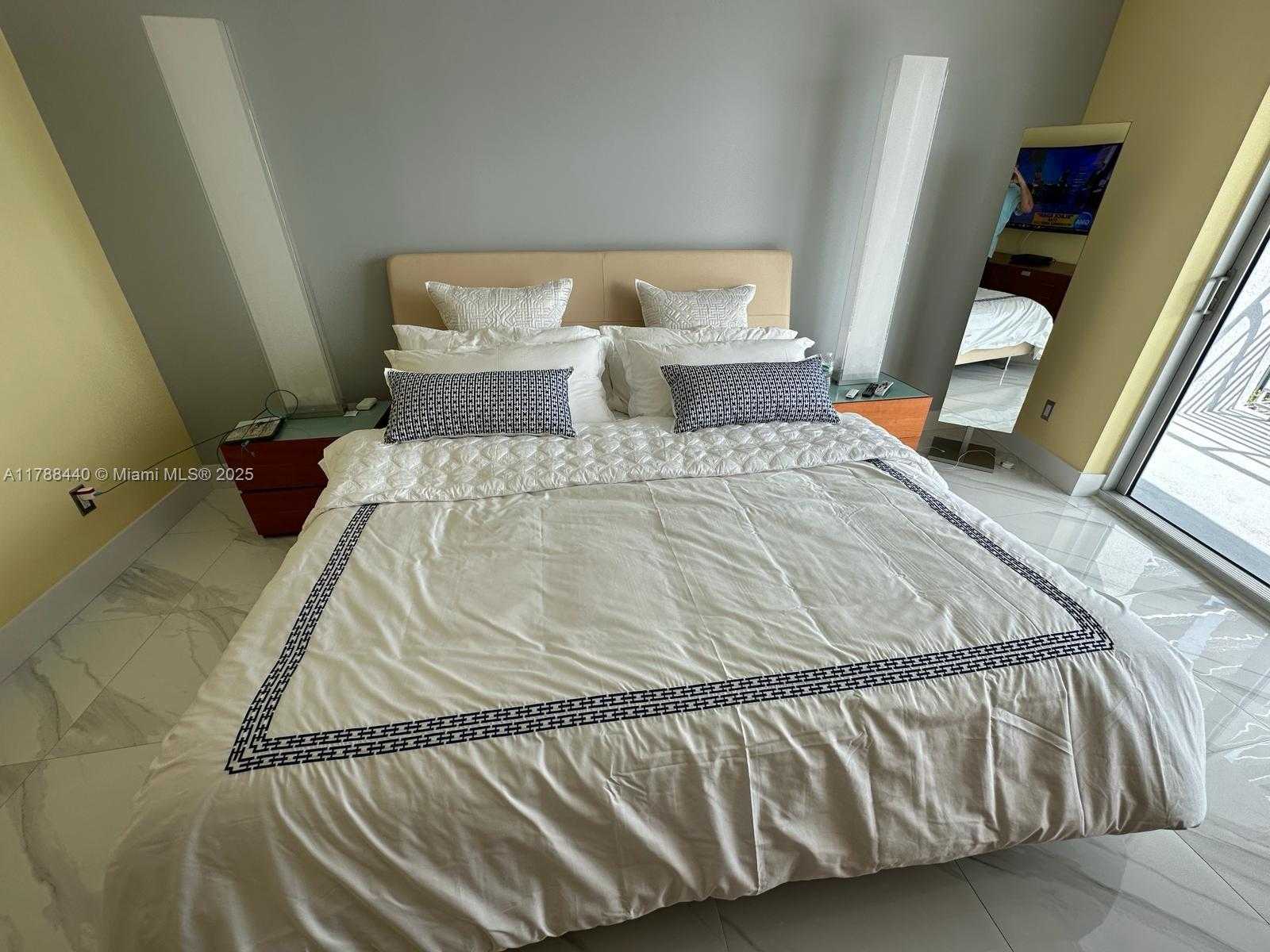 Small Image of 325 SOUTH BISCAYNE BLVD #25, Miami Number 31