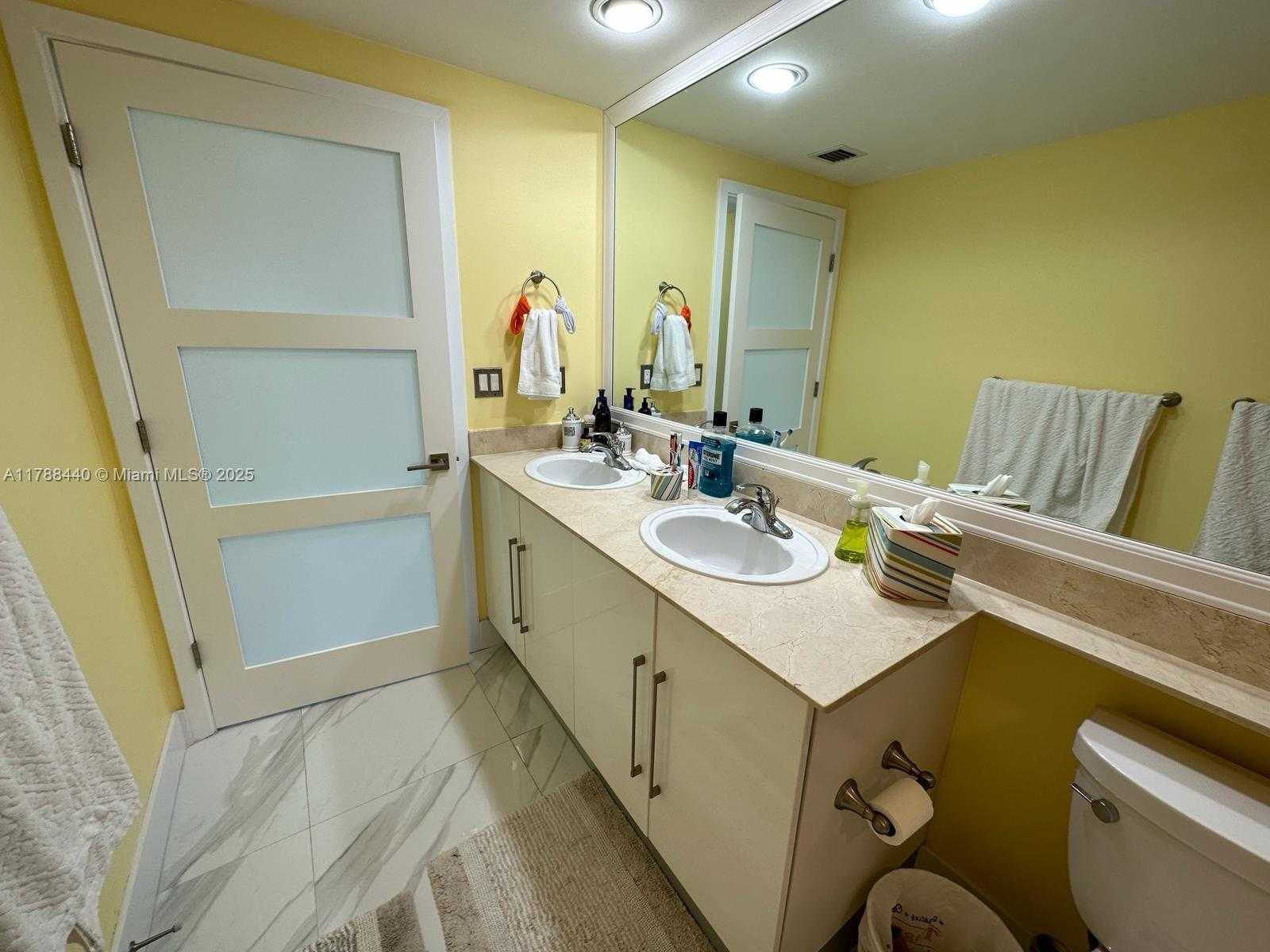 Small Image of 325 SOUTH BISCAYNE BLVD #25, Miami Number 36