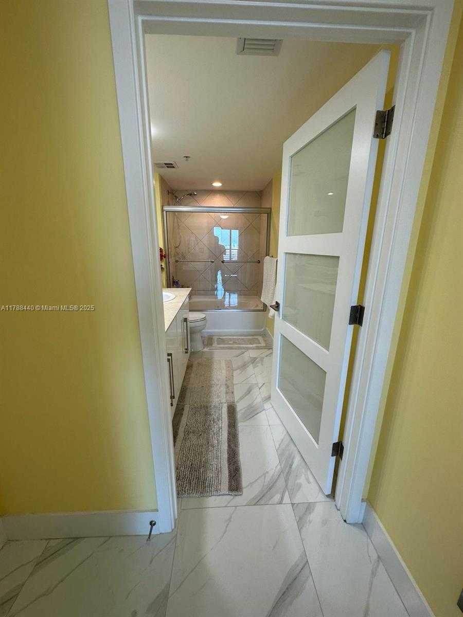 Small Image of 325 SOUTH BISCAYNE BLVD #25, Miami Number 37