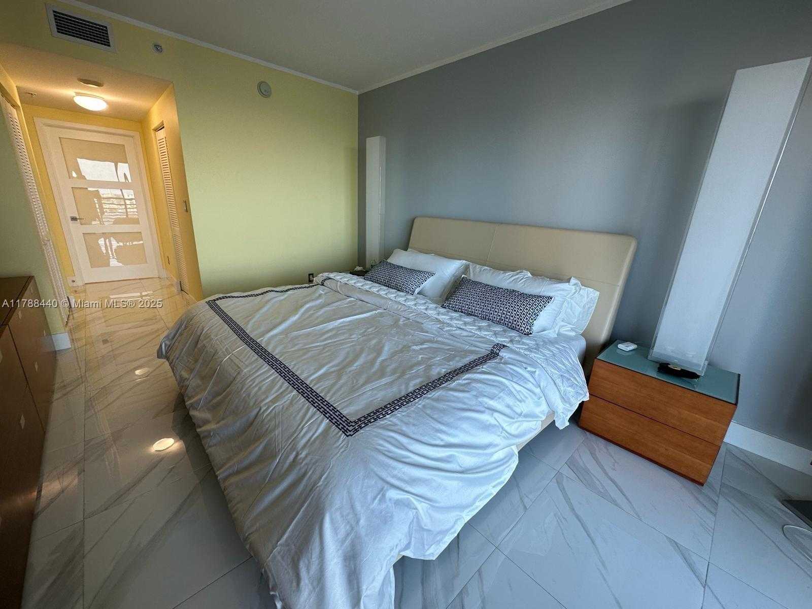 Small Image of 325 SOUTH BISCAYNE BLVD #25, Miami Number 38