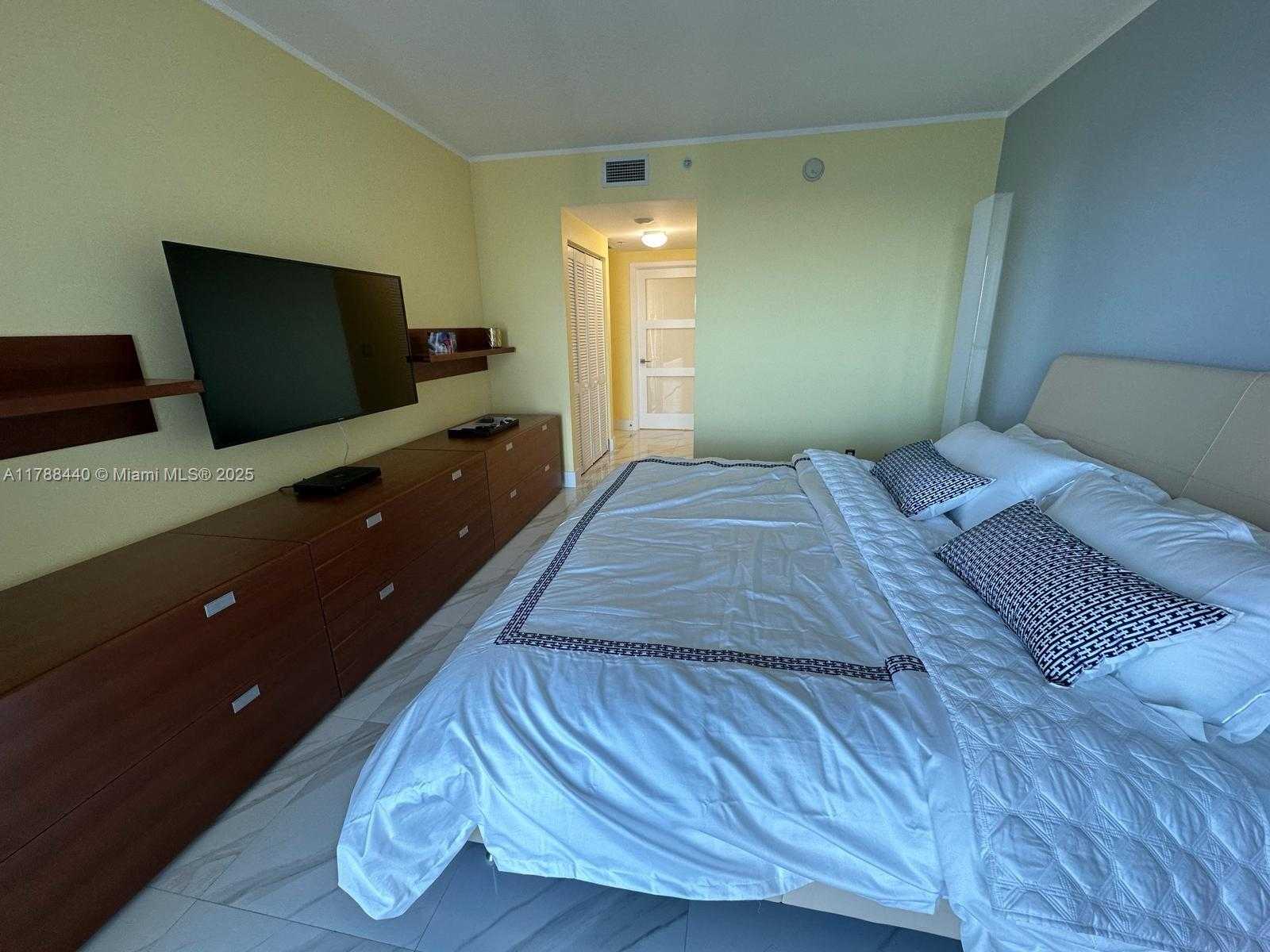 Small Image of 325 SOUTH BISCAYNE BLVD #25, Miami Number 39
