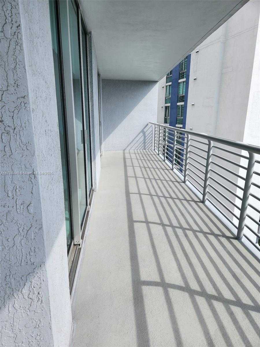 Small Image of 325 SOUTH BISCAYNE BLVD #25, Miami Number 4