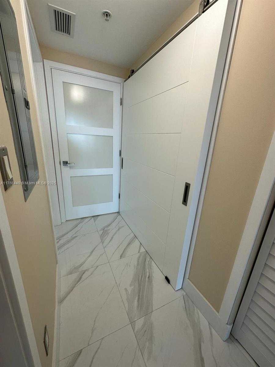 Small Image of 325 SOUTH BISCAYNE BLVD #25, Miami Number 40