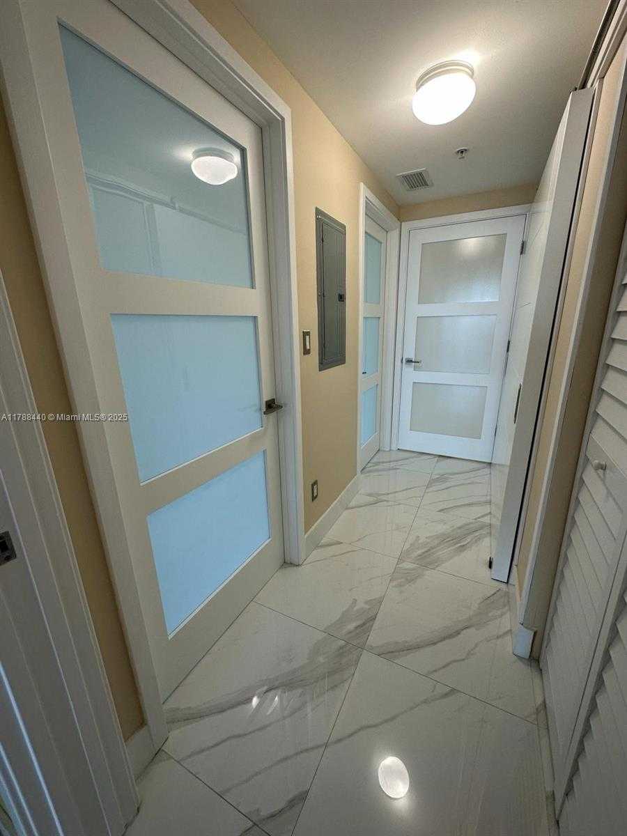 Small Image of 325 SOUTH BISCAYNE BLVD #25, Miami Number 41