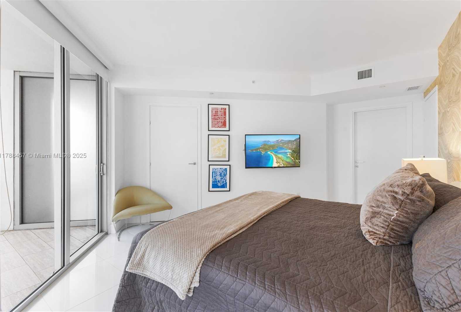 Small Image of 1300 BRICKELL BAY DR #1010, Miami Number 3