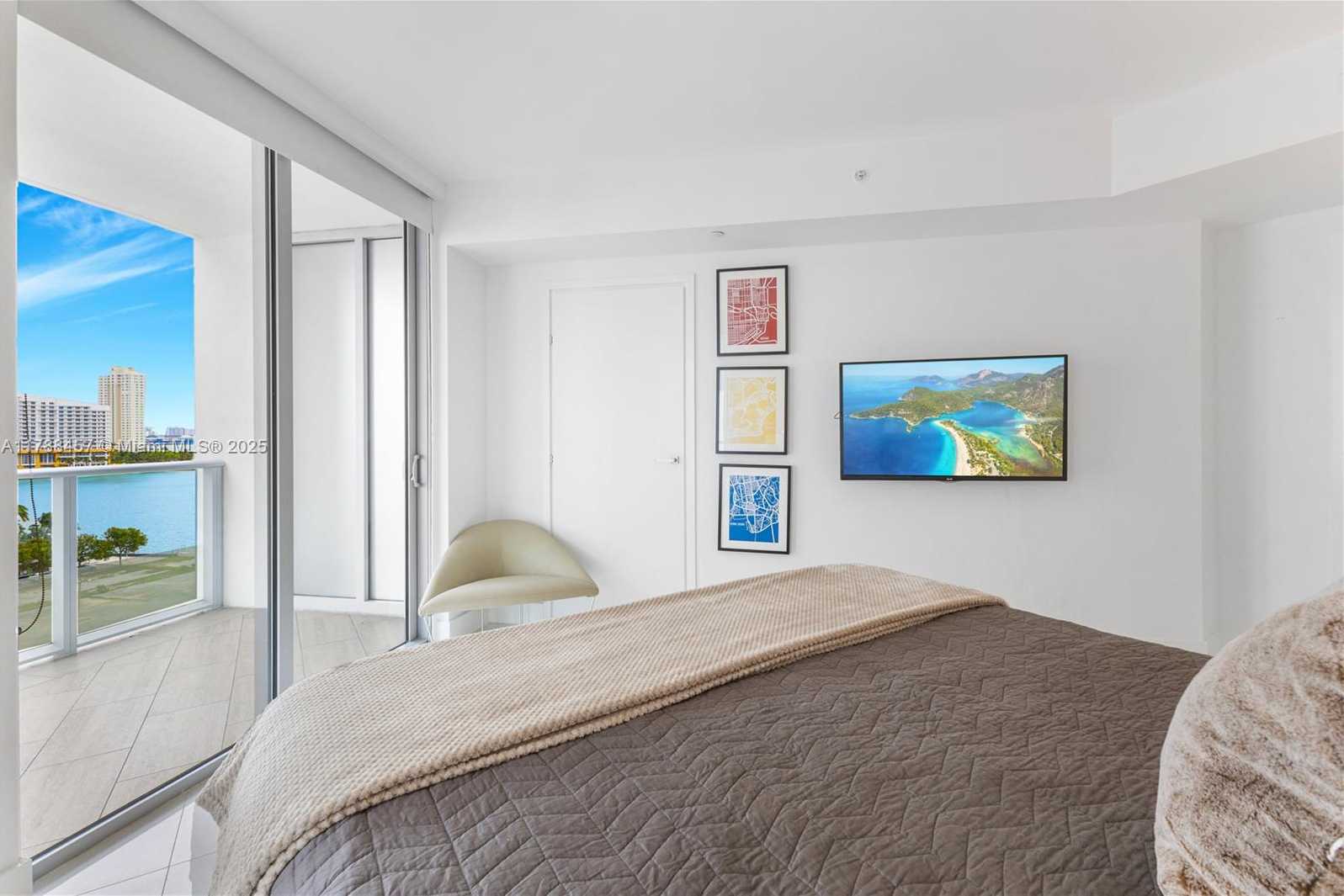 Small Image of 1300 BRICKELL BAY DR #1010, Miami Number 4