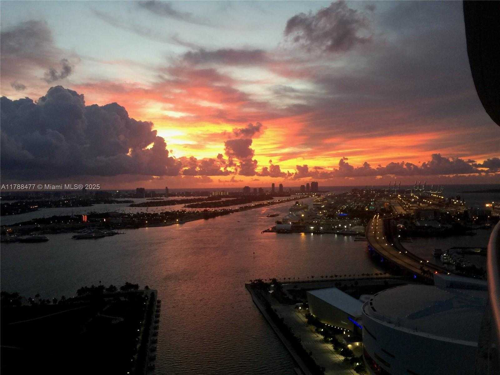 Small Image of 888 BISCAYNE BLVD #3712, Miami Number 4