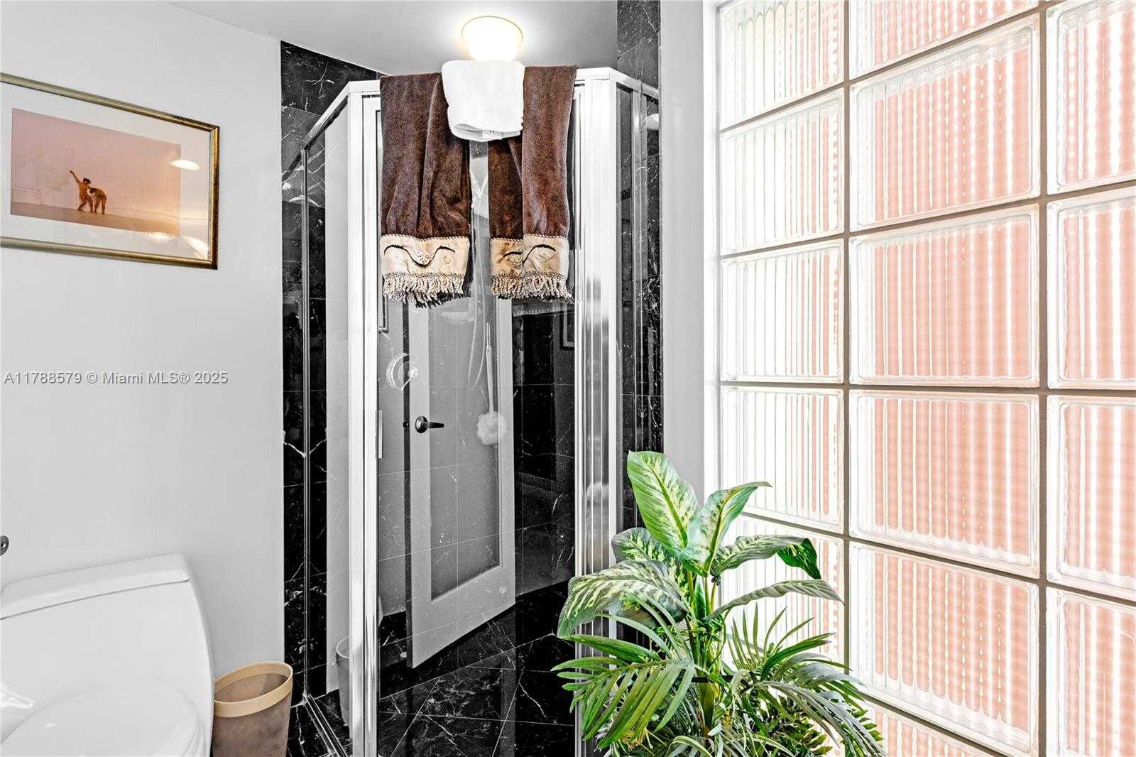 Small Image of 1455 OCEAN DR #1106, Miami Beach Number 18