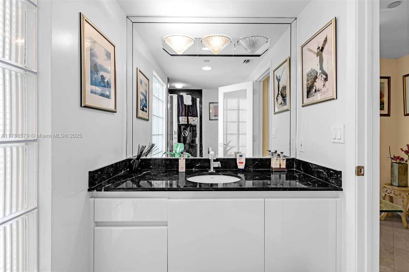 Small Image of 1455 OCEAN DR #1106, Miami Beach Number 19