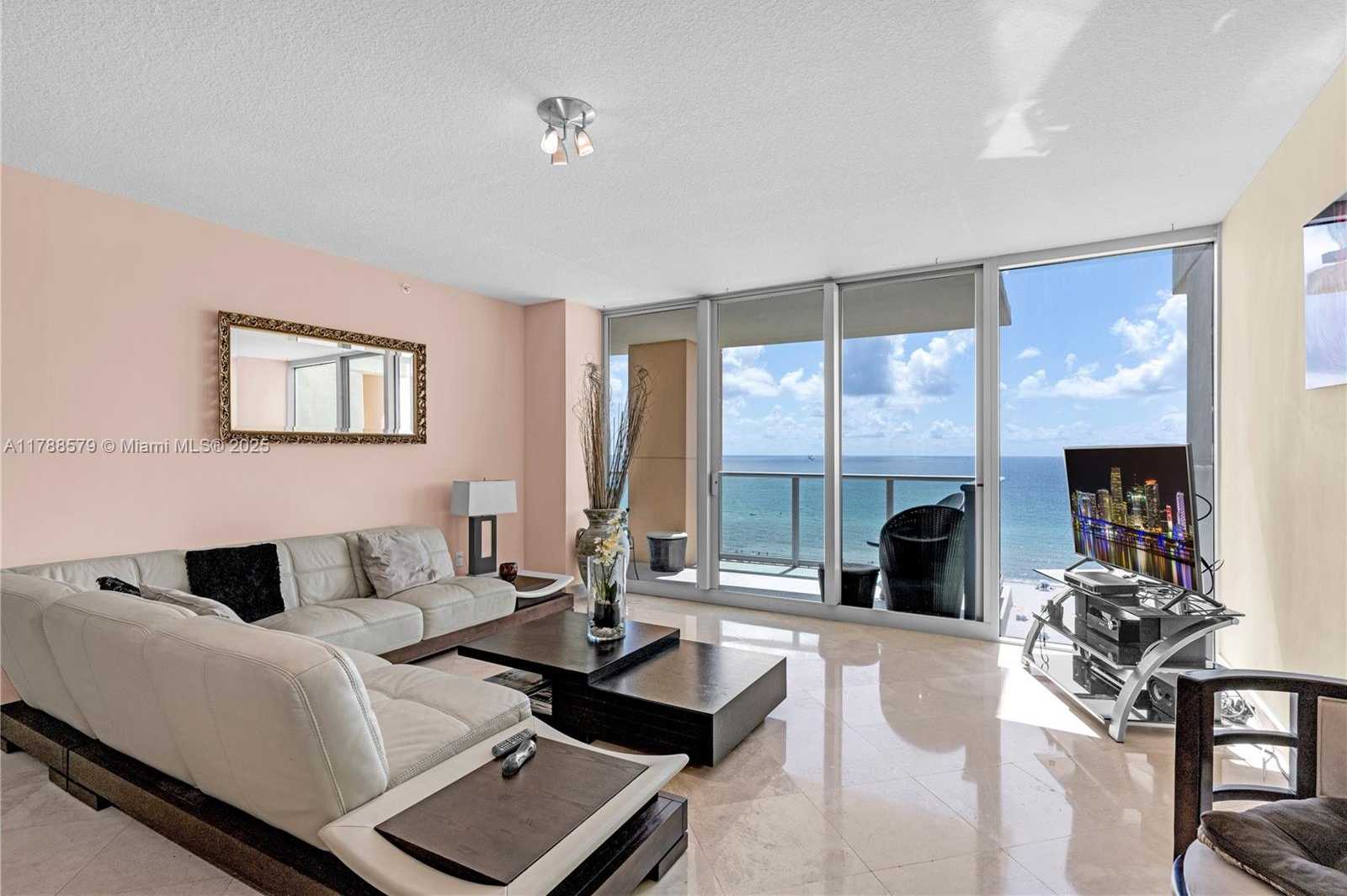 Small Image of 1455 OCEAN DR #1106, Miami Beach Number 3