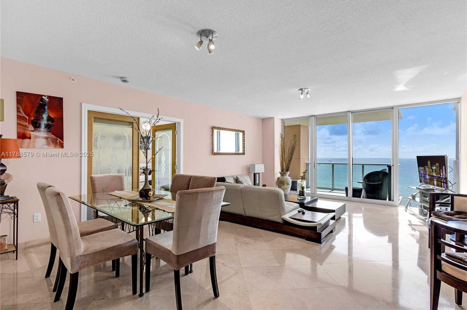 Small Image of 1455 OCEAN DR #1106, Miami Beach Number 4