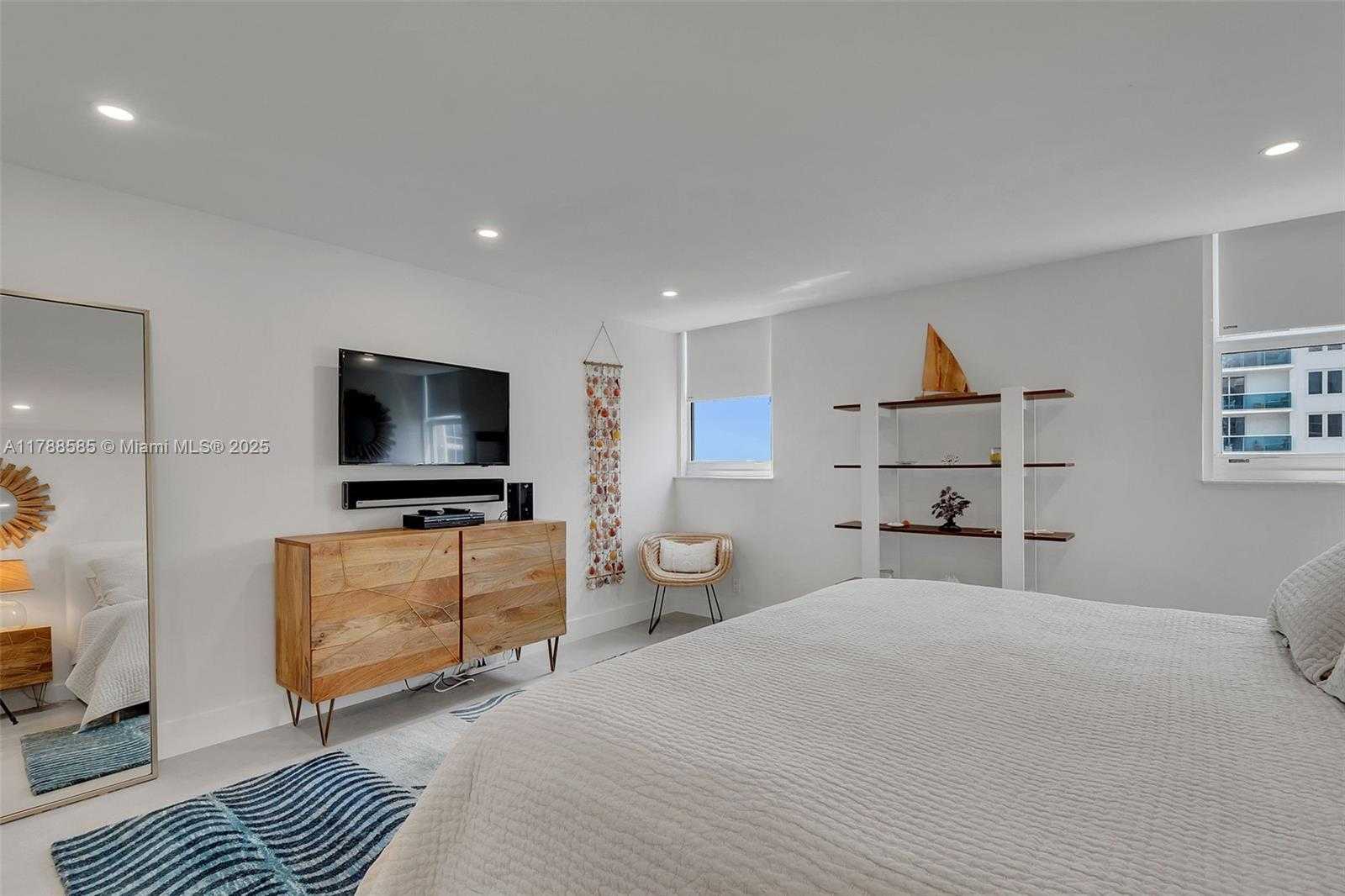 Small Image of 2401 COLLINS AVE #1602, Miami Beach Number 13