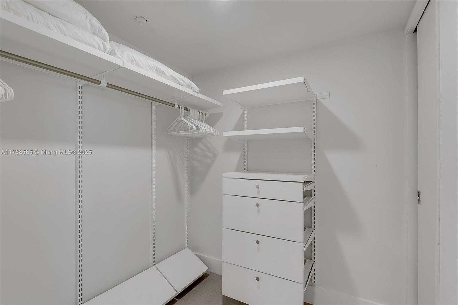 Small Image of 2401 COLLINS AVE #1602, Miami Beach Number 14