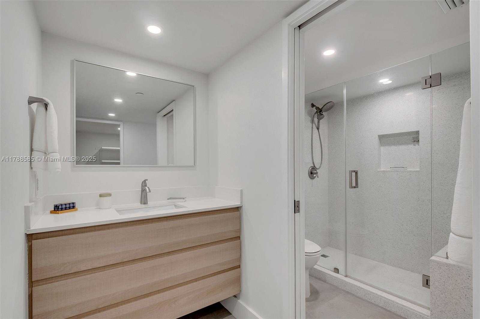 Small Image of 2401 COLLINS AVE #1602, Miami Beach Number 15