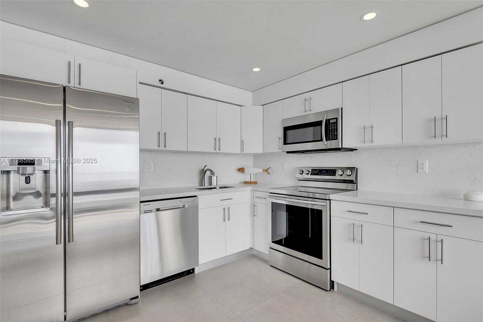 Small Image of 2401 COLLINS AVE #1602, Miami Beach Number 3