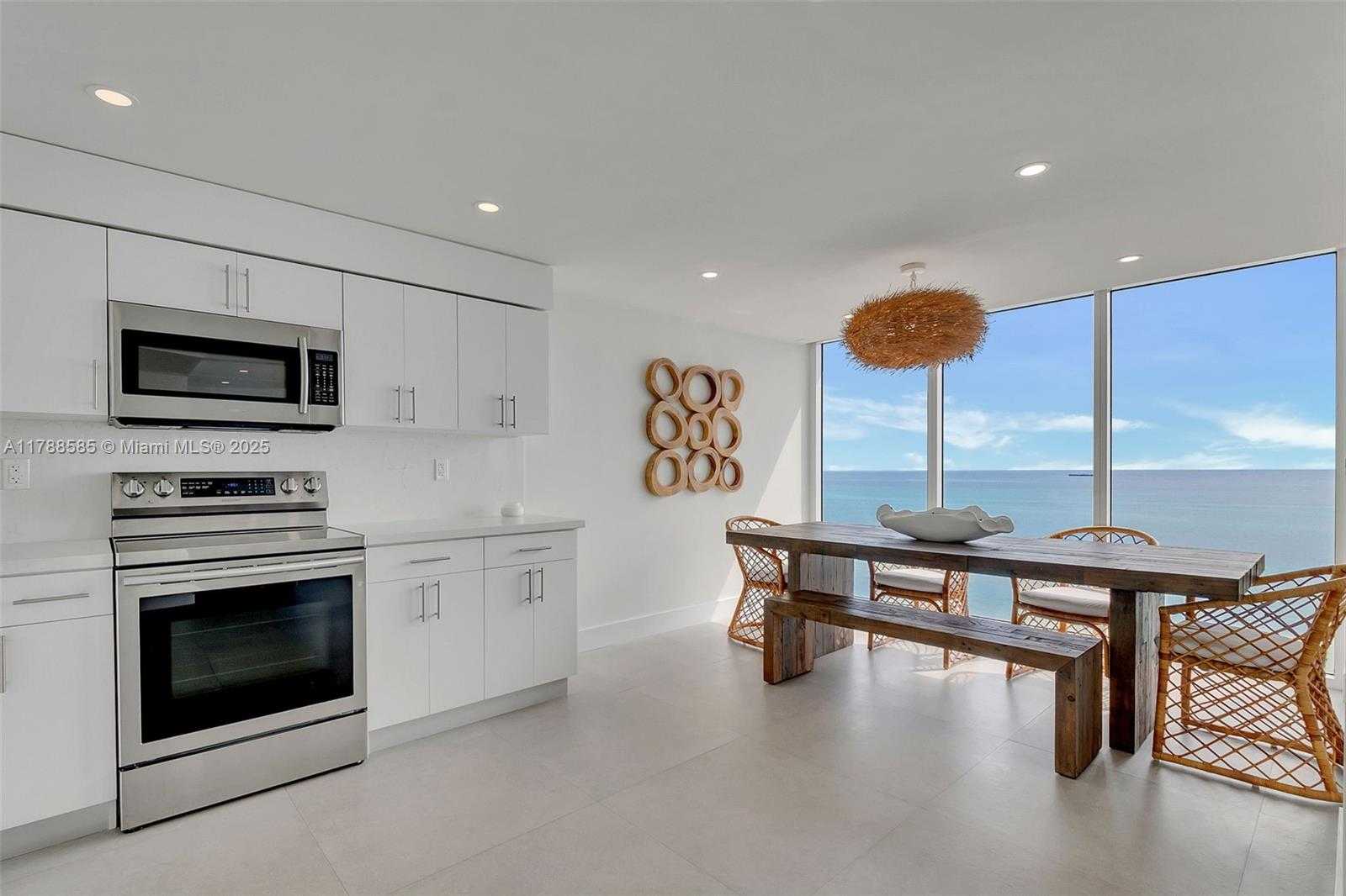 Small Image of 2401 COLLINS AVE #1602, Miami Beach Number 4