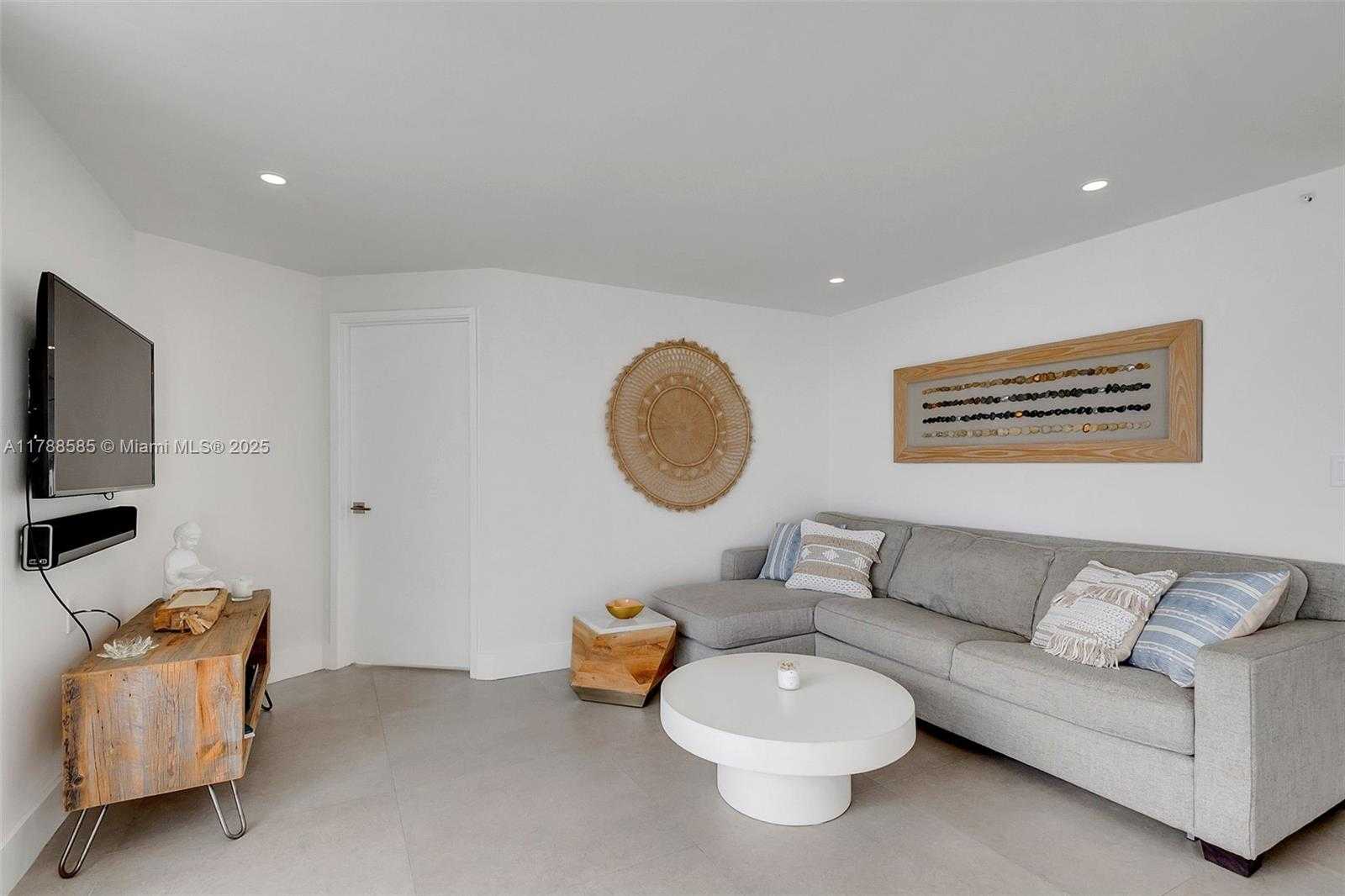Small Image of 2401 COLLINS AVE #1602, Miami Beach Number 6