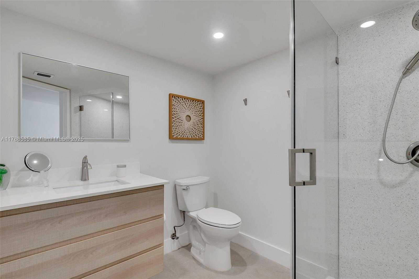 Small Image of 2401 COLLINS AVE #1602, Miami Beach Number 8
