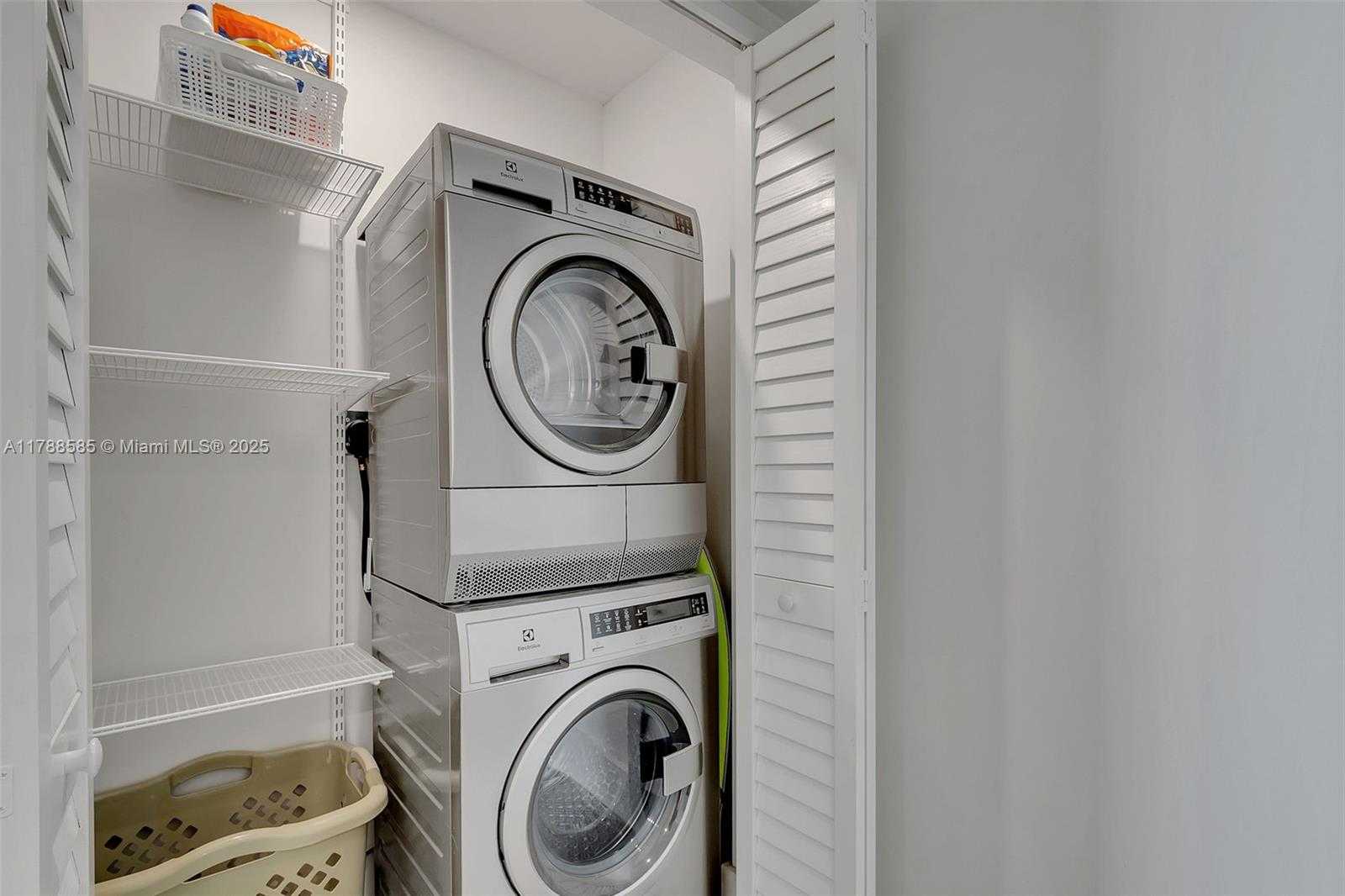 Small Image of 2401 COLLINS AVE #1602, Miami Beach Number 9