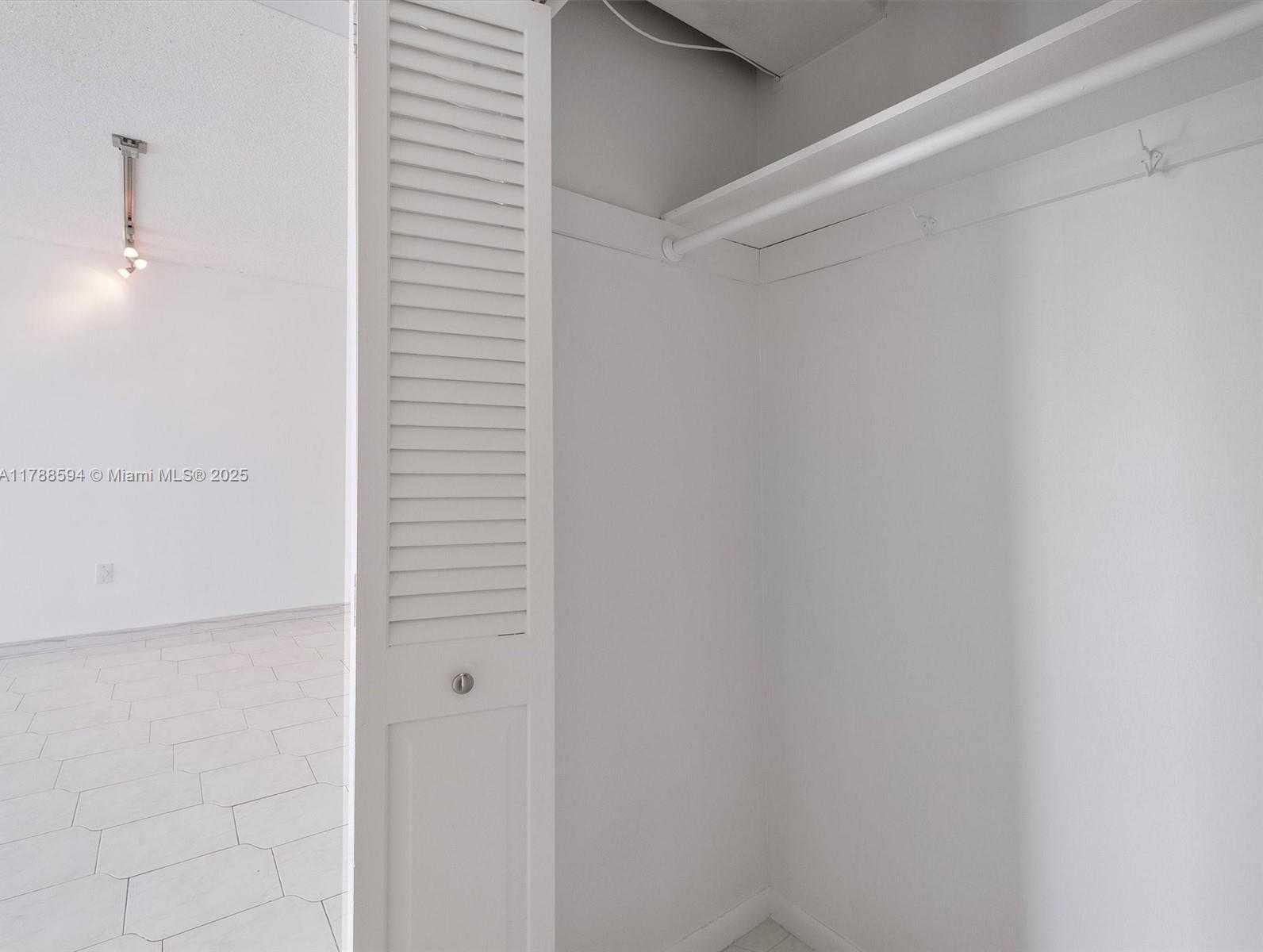 Small Image of 400 KINGS POINT DR #523, Sunny Isles Beach Number 9