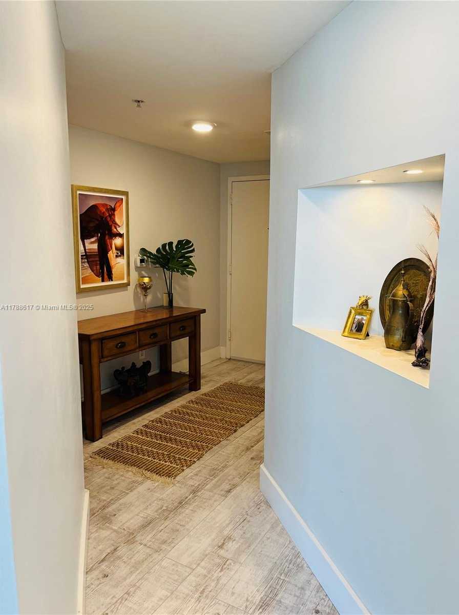 Small Image of 335 SOUTH BISCAYNE BLVD #812, Miami Number 3