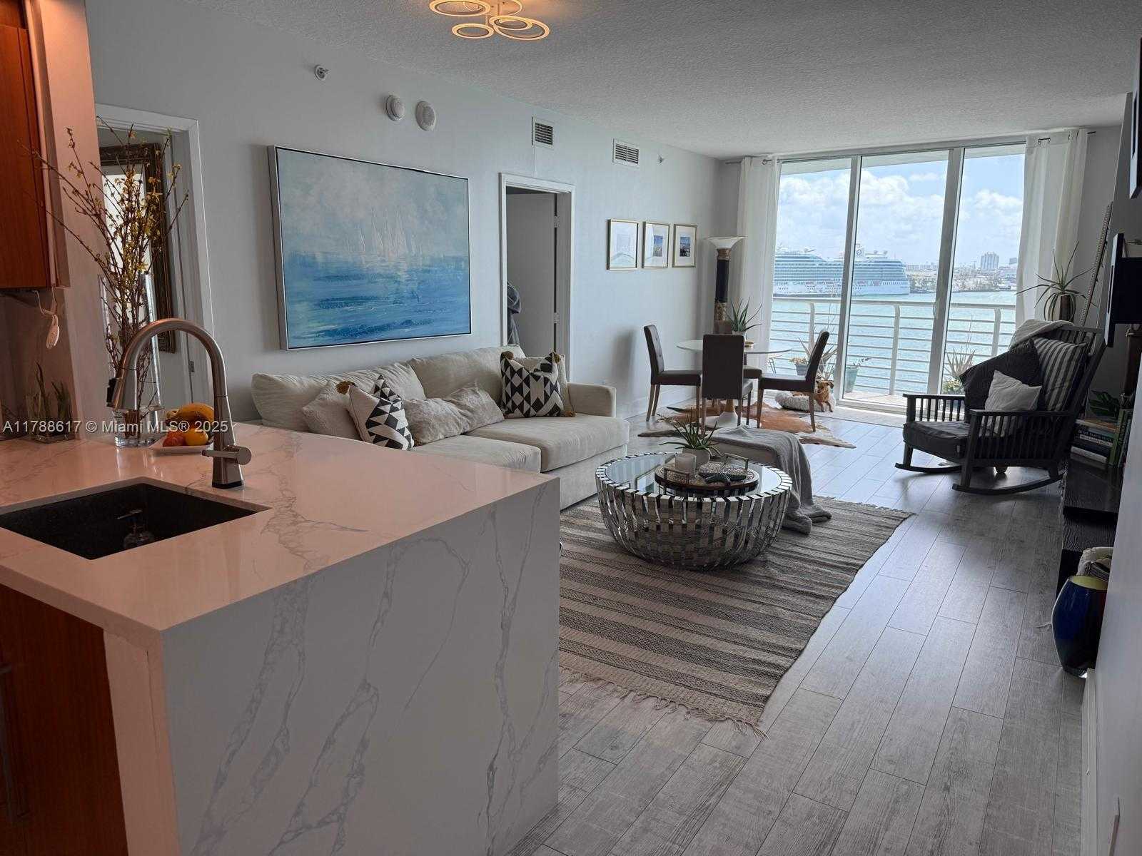 Small Image of 335 SOUTH BISCAYNE BLVD #812, Miami Number 4