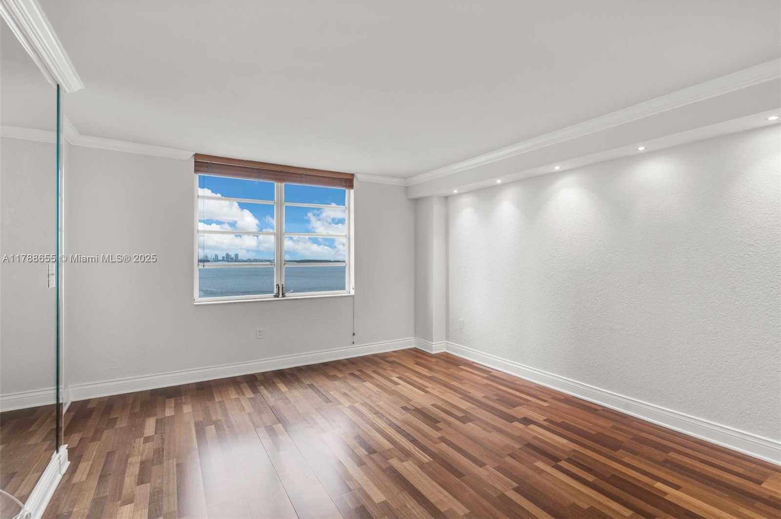 Small Image of 2333 BRICKELL AVE #1717, Miami Number 4