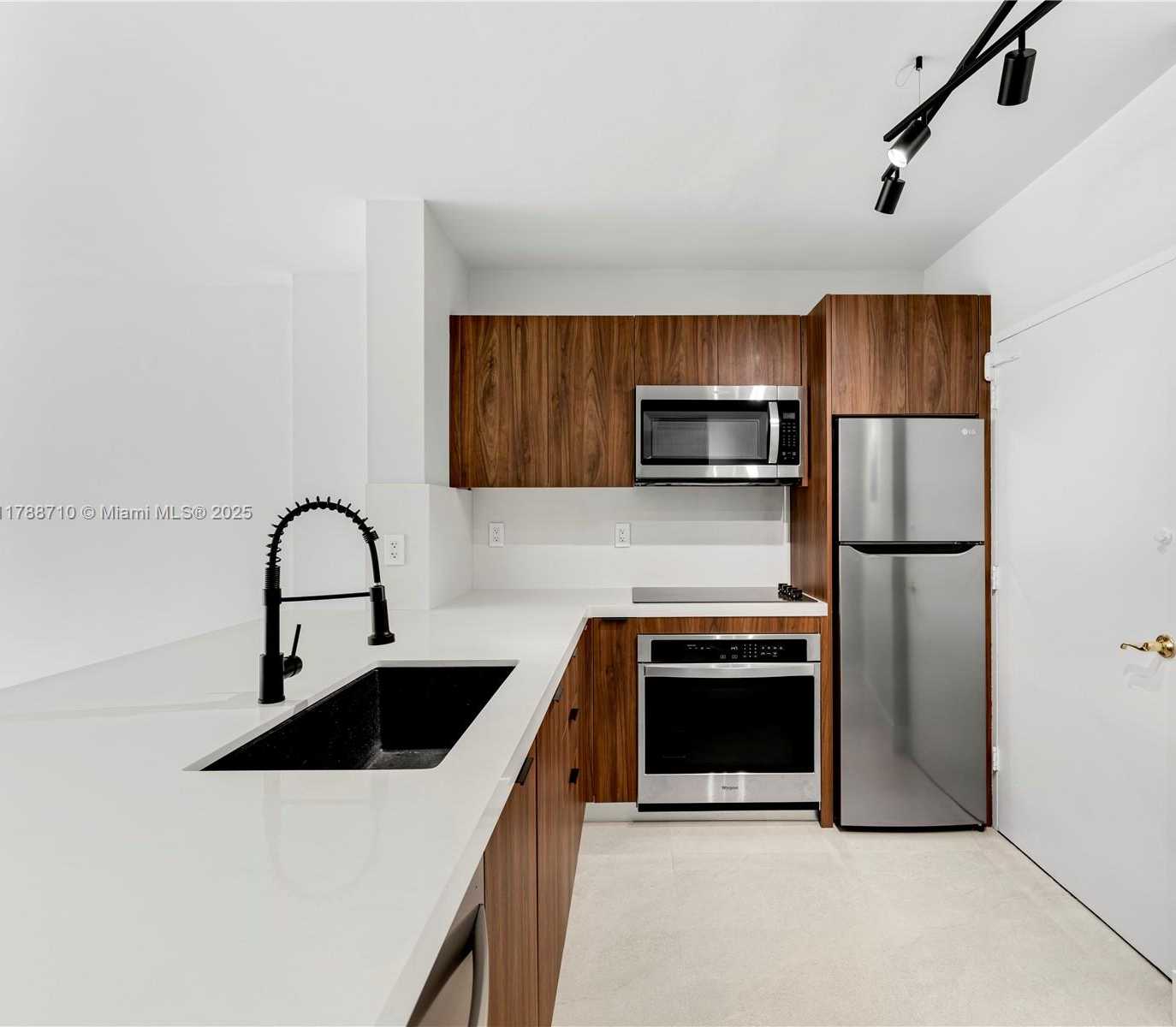 Small Image of 5601 #1112A, Miami Beach Number 2