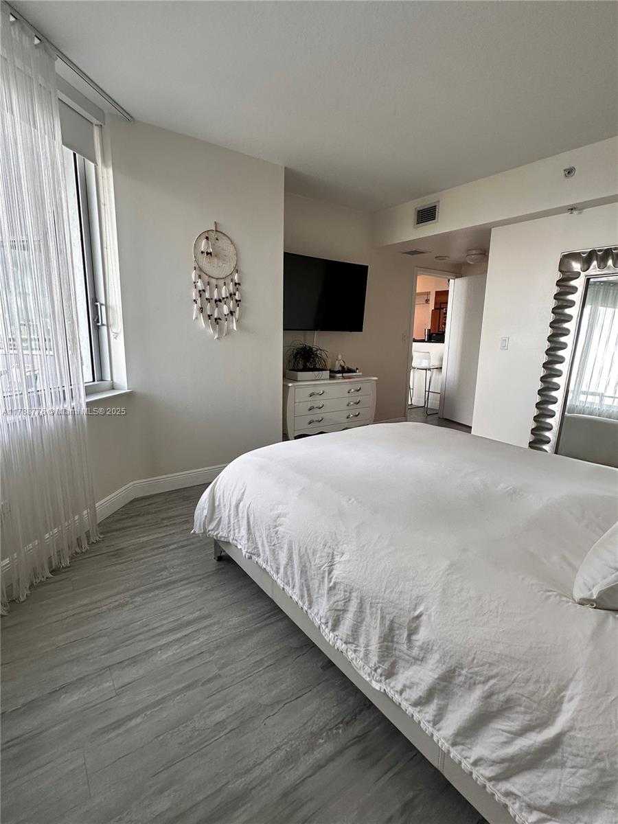 Small Image of 325 SOUTH BISCAYNE BLVD #2322, Miami Number 14
