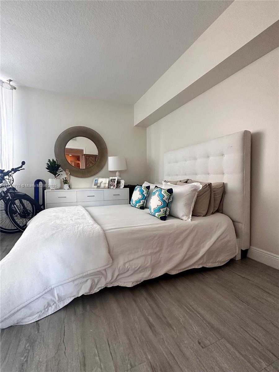 Small Image of 325 SOUTH BISCAYNE BLVD #2322, Miami Number 19