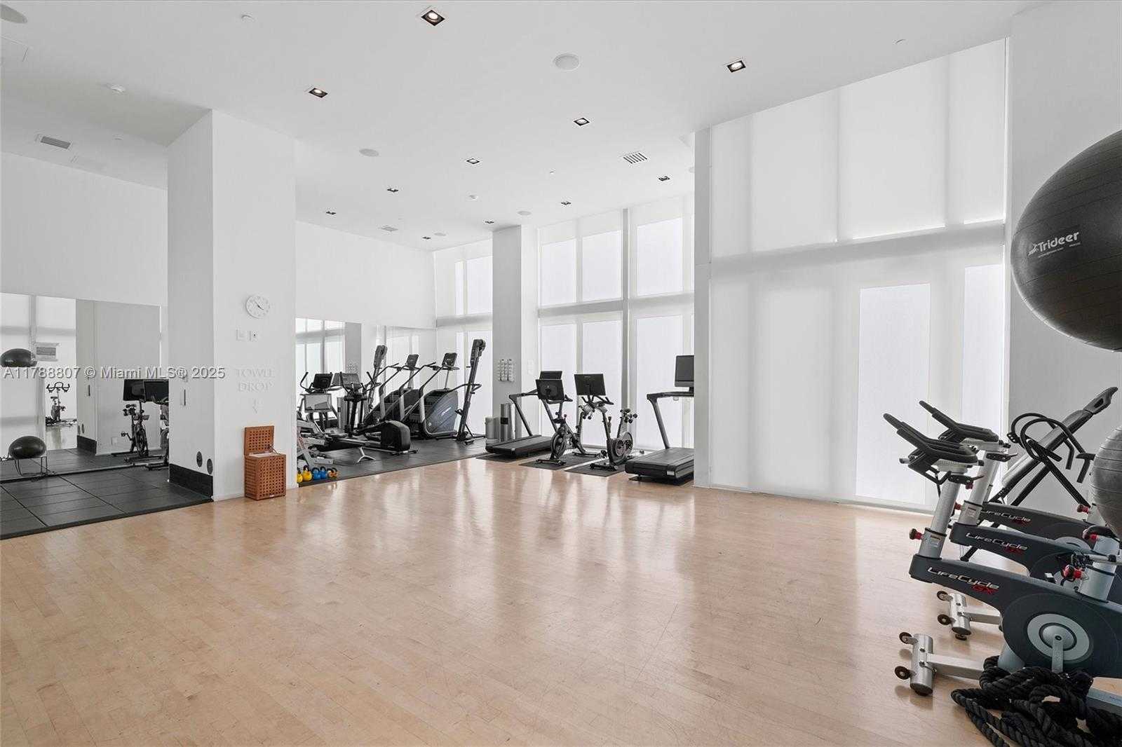Small Image of 1040 BISCAYNE BLVD #3908, Miami Number 28