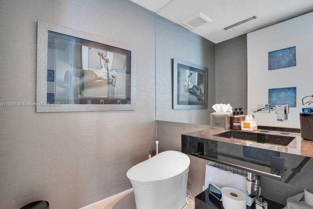 Small Image of 100 SOUTH POINTE DR #3601, Miami Beach Number 24