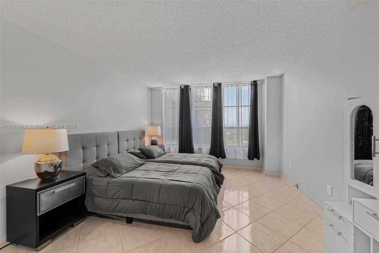Small Image of 4101 PINE TREE DR #1407, Miami Beach Number 10