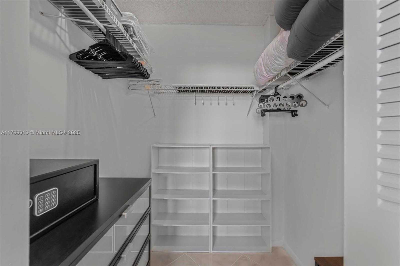 Small Image of 4101 PINE TREE DR #1407, Miami Beach Number 12