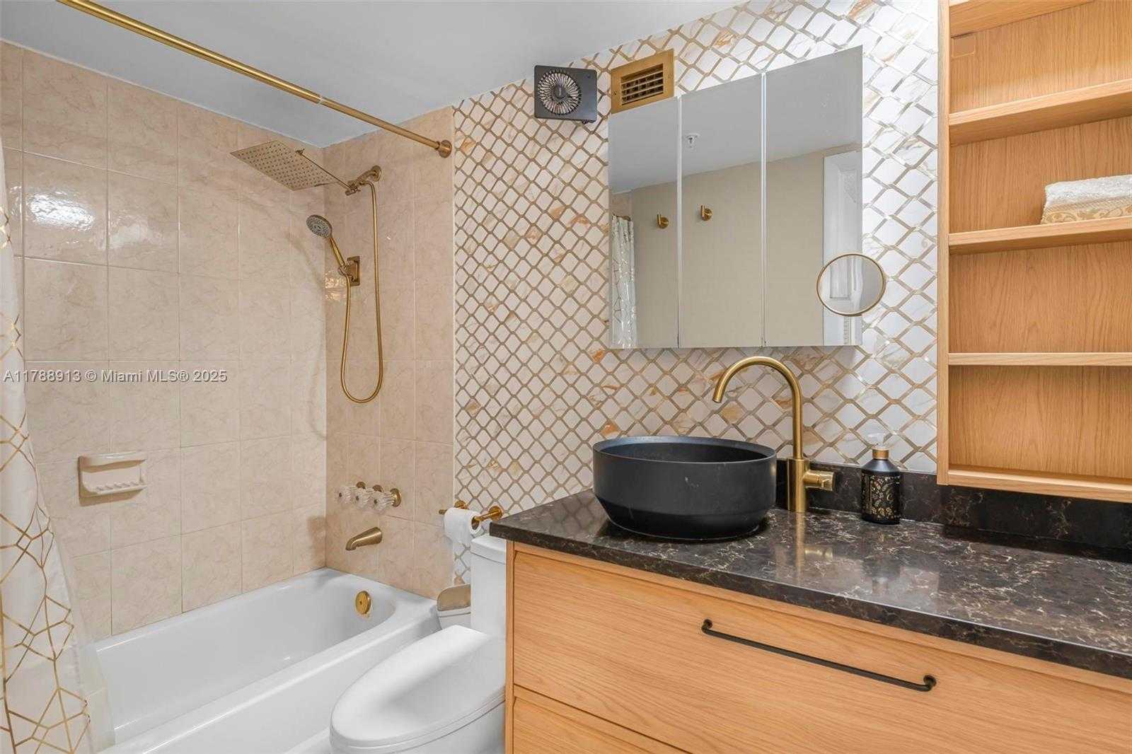 Small Image of 4101 PINE TREE DR #1407, Miami Beach Number 13