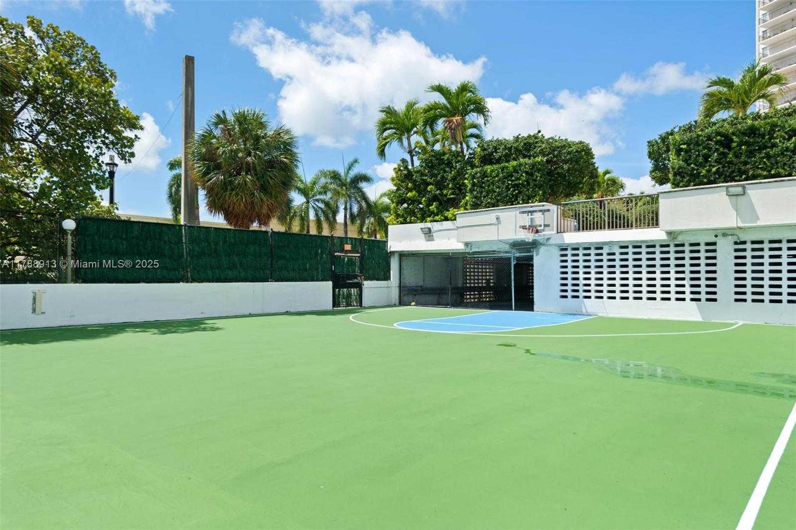 Small Image of 4101 PINE TREE DR #1407, Miami Beach Number 21