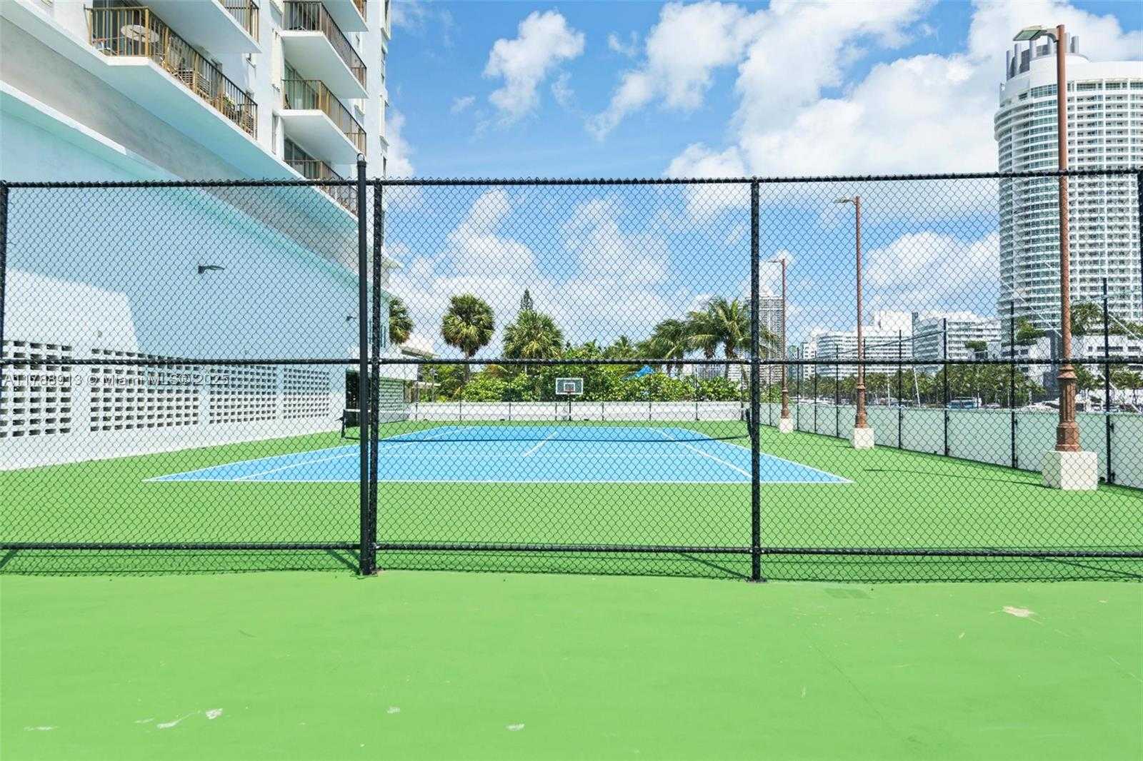 Small Image of 4101 PINE TREE DR #1407, Miami Beach Number 22