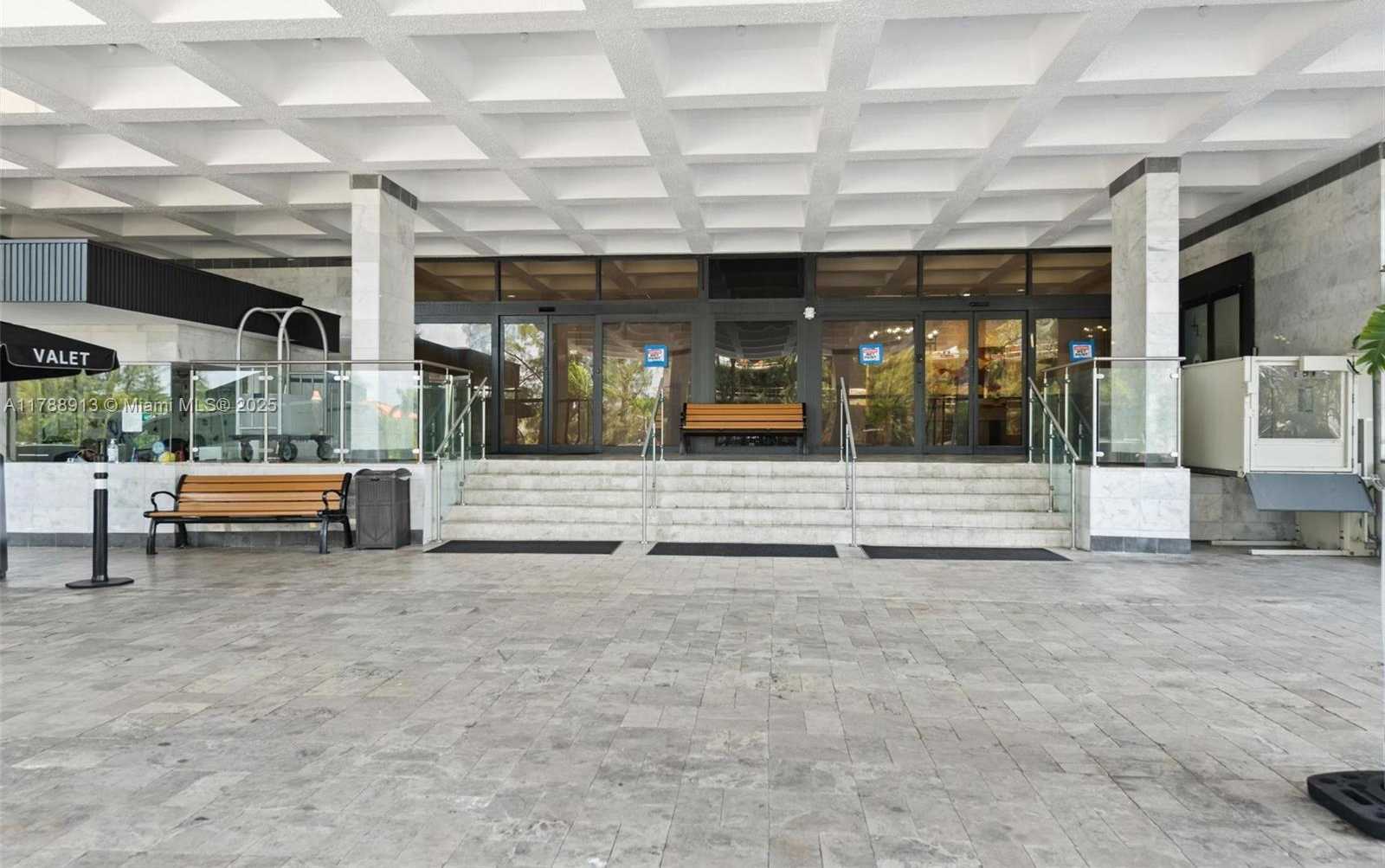Small Image of 4101 PINE TREE DR #1407, Miami Beach Number 27
