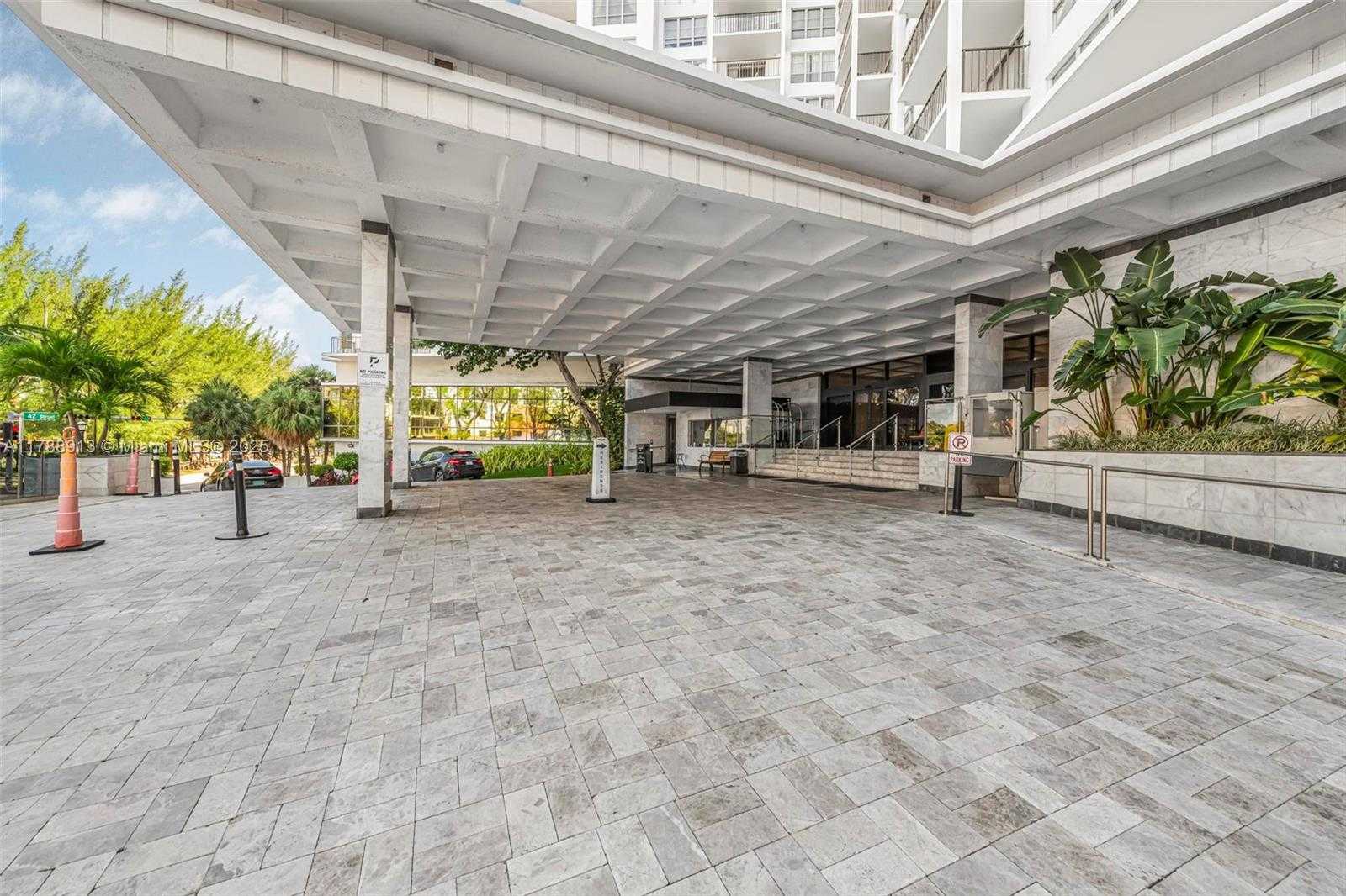 Small Image of 4101 PINE TREE DR #1407, Miami Beach Number 30