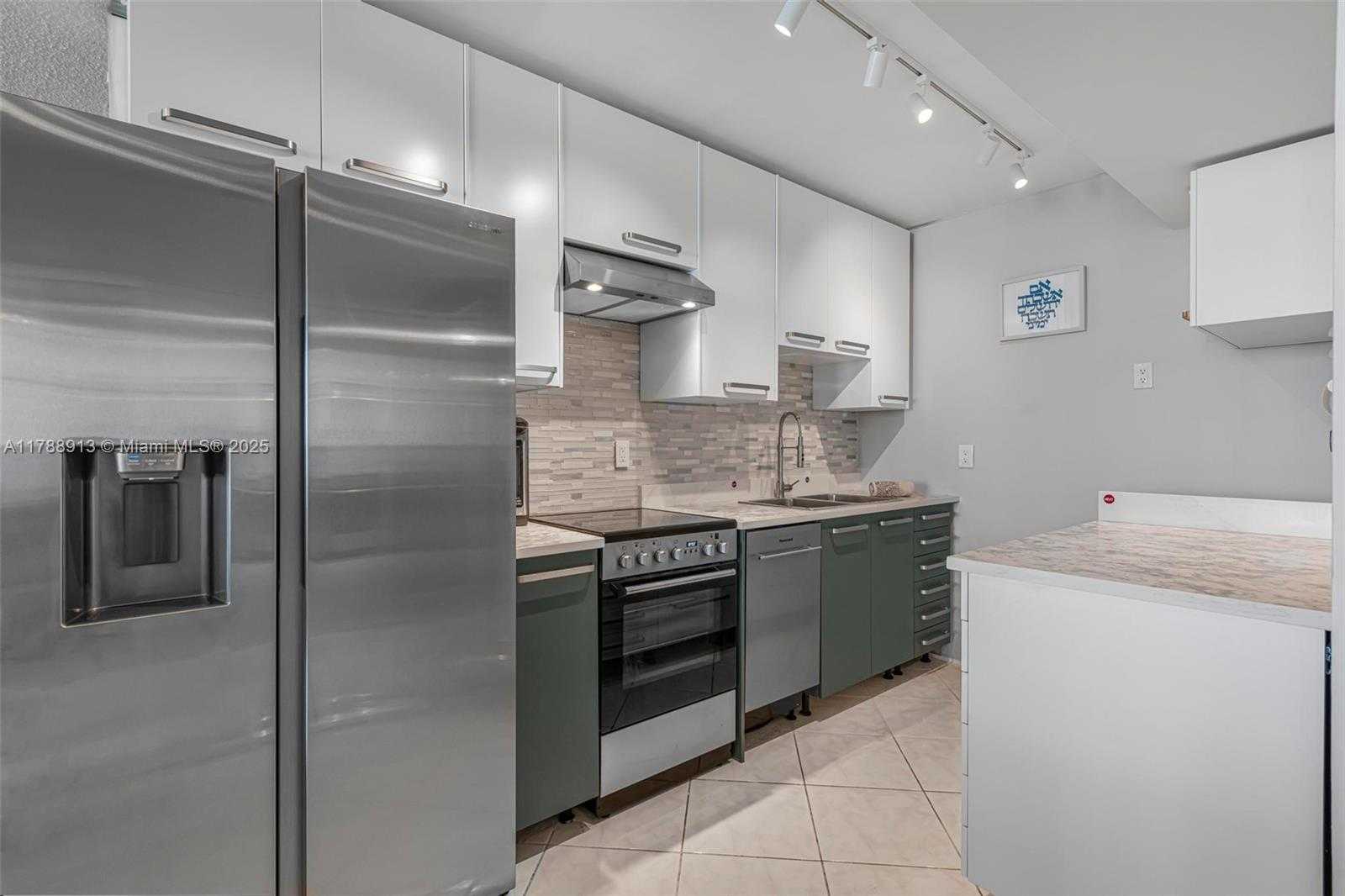 Small Image of 4101 PINE TREE DR #1407, Miami Beach Number 4