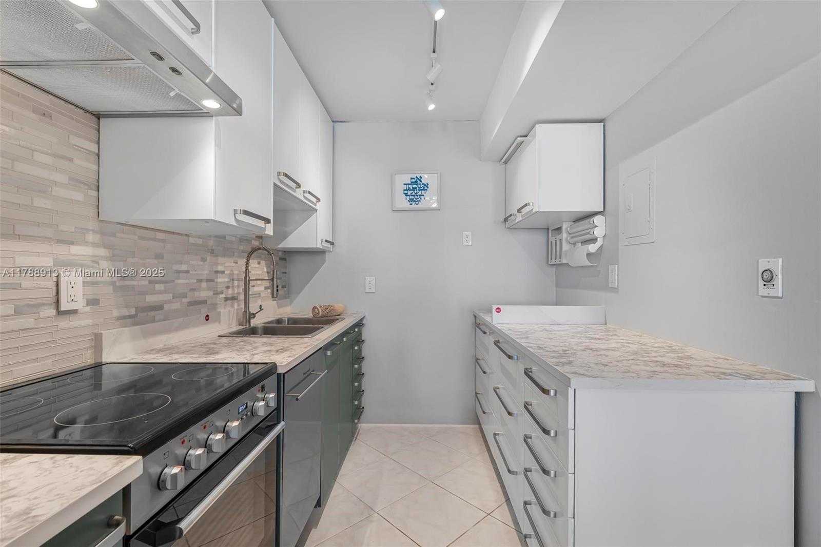 Small Image of 4101 PINE TREE DR #1407, Miami Beach Number 5