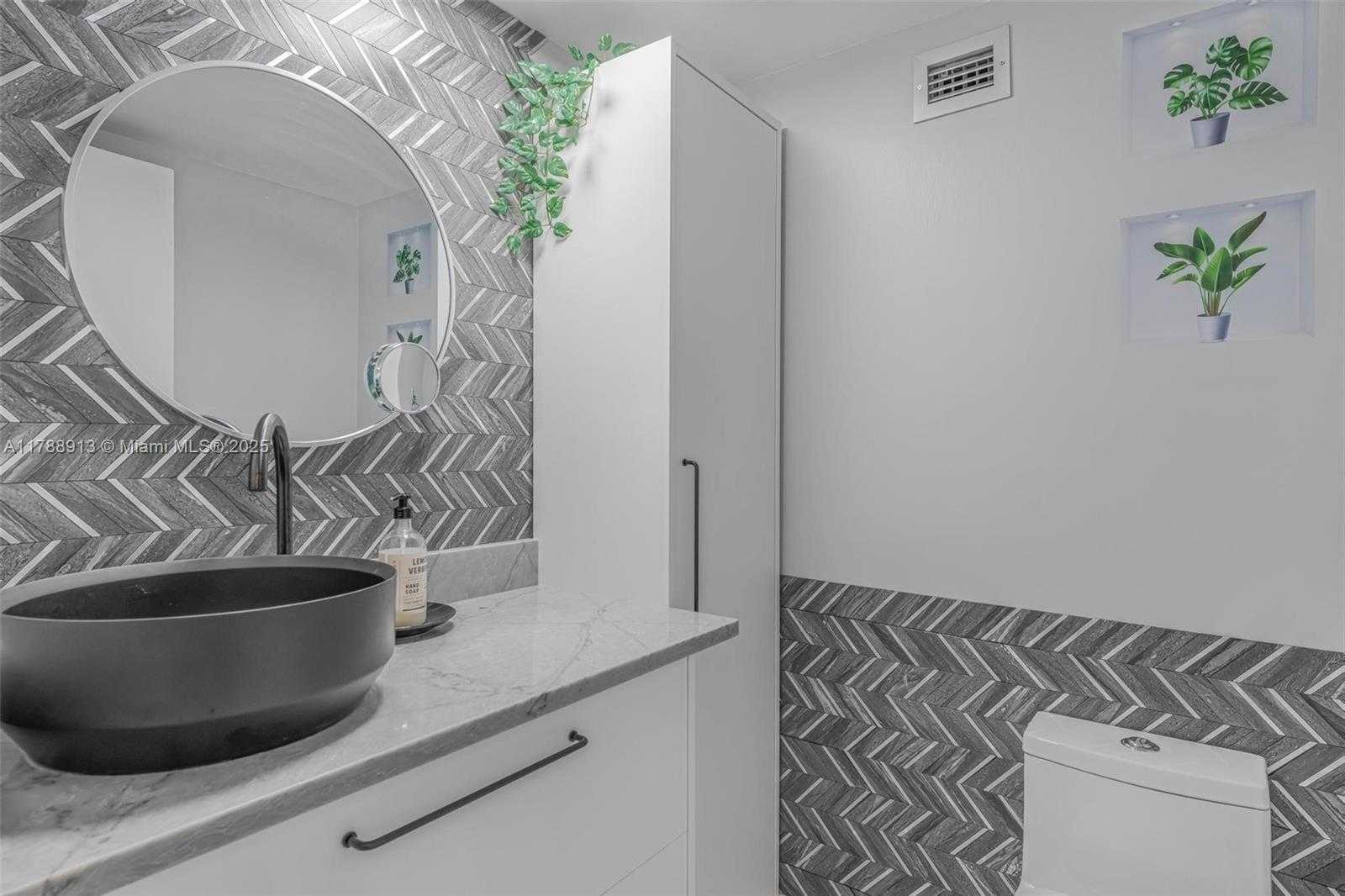 Small Image of 4101 PINE TREE DR #1407, Miami Beach Number 9