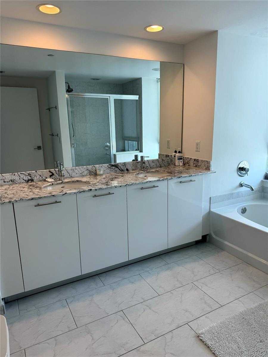 Small Image of 950 BRICKELL BAY DR #3710, Miami Number 17
