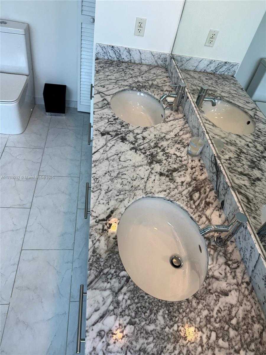 Small Image of 950 BRICKELL BAY DR #3710, Miami Number 18