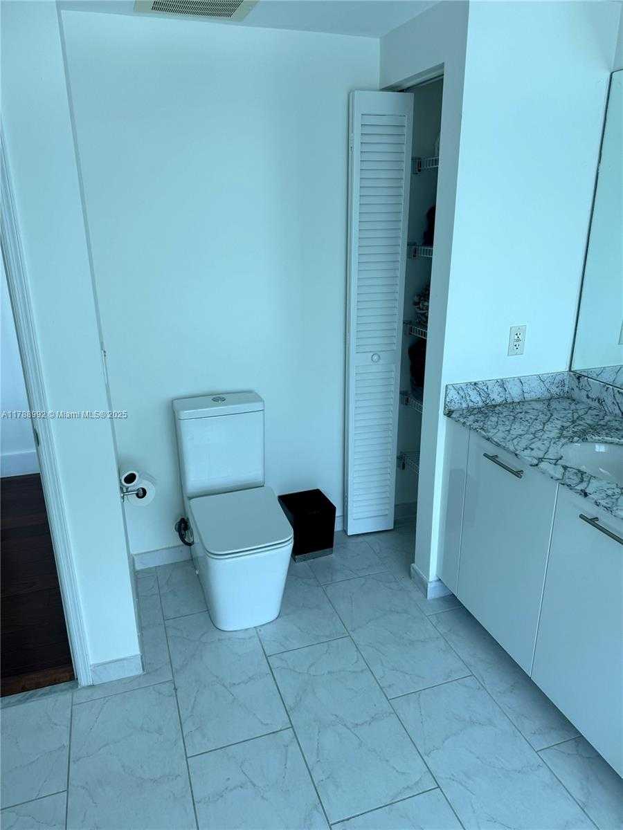 Small Image of 950 BRICKELL BAY DR #3710, Miami Number 21