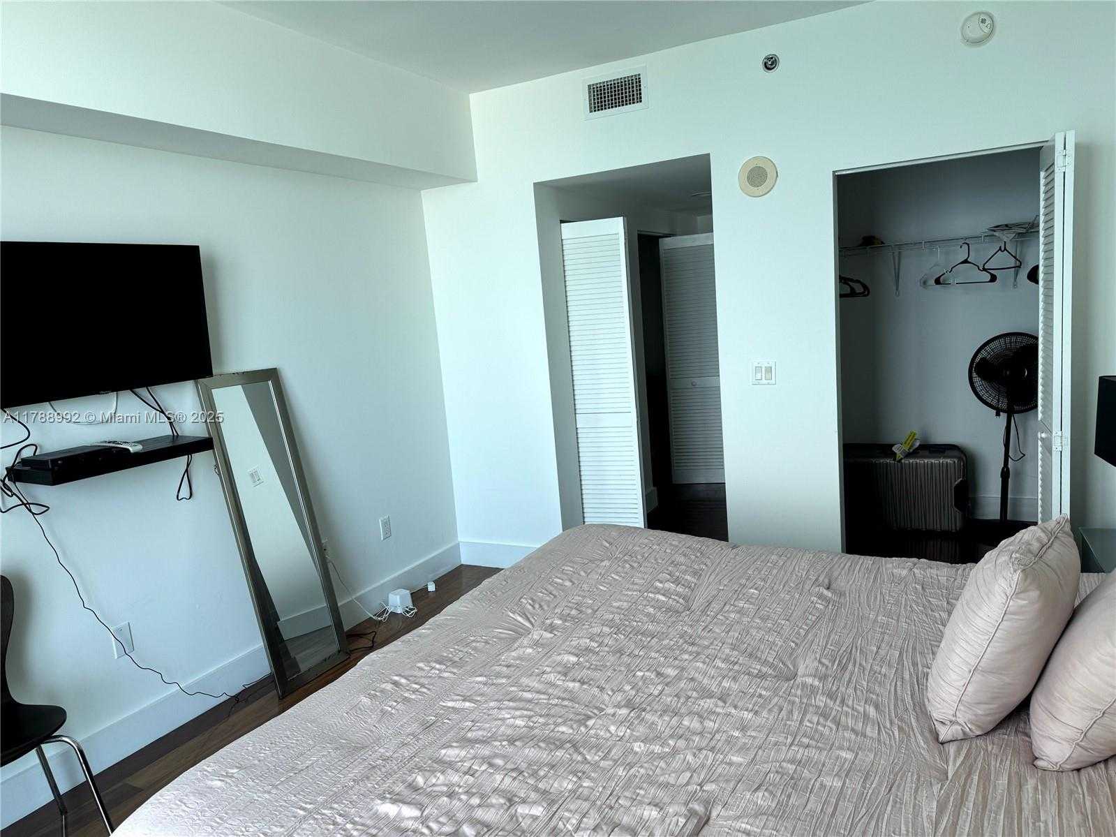 Small Image of 950 BRICKELL BAY DR #3710, Miami Number 23